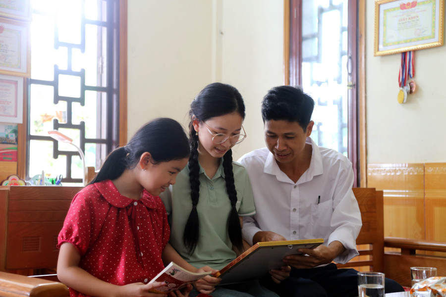 Thủy Tiên cùng bố và em gái ngắm nhìn lại những thành tích cao mà cô học trò này đạt được. 7.jpg