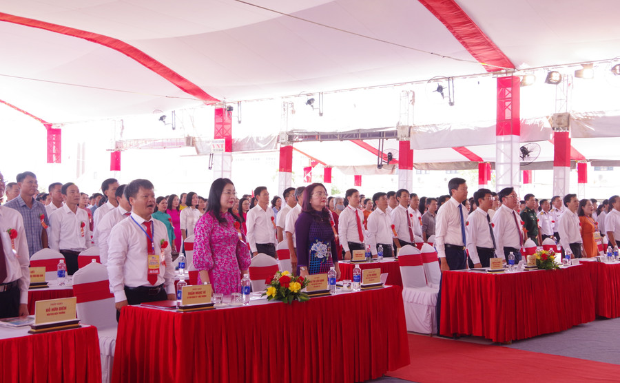 Lãnh đạo sở, lãnh đạo địa phương, cán bộ, giáo viên, học sinh Trường THPT Quang Trung qua các thời kỳ tham dự lễ. imgp3281.jpg