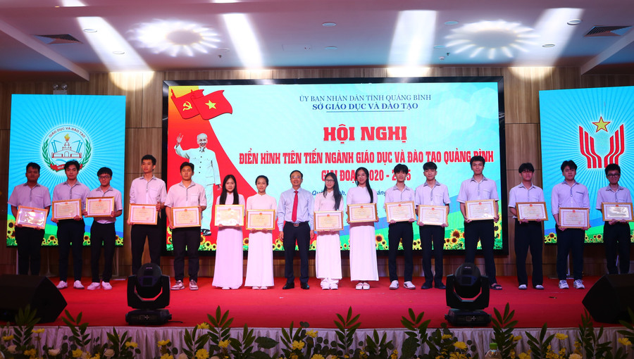 Ông Đặng Ngọc Tuấn, Giám đốc Sở GD&ĐT Quảng Bình tặng giấy khen cho những học sinh có thành tích học tập xuất sắc.