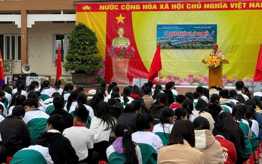 Học sinh Quảng Bình được trang bị kỹ năng điều khiển phương tiện giao thông khi đi qua đường sắt.