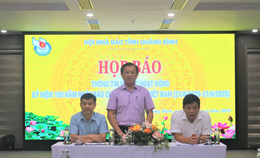 Ông Hoàng Hữu Thái - Chủ tịch Hội Nhà báo tỉnh Quảng Bình thông tin về chuỗi hoạt động chào mừng Kỷ niệm 100 năm Ngày Báo chí Cách mạng Việt Nam.