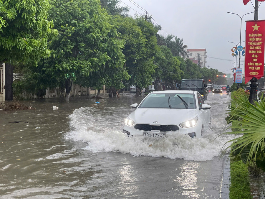 Được biết, tình trạng ngập cục bộ thường xảy ra tại TP Đồng Hới khi mưa lớn xảy ra. 17.jpg