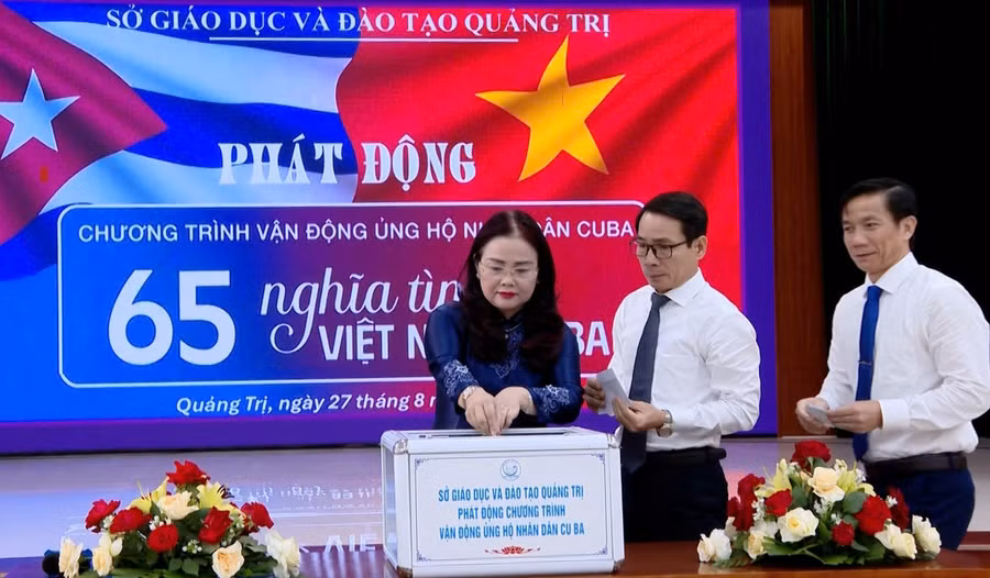 Bà Lê Thị Hương, Giám đốc Sở GD&ĐT Quảng Trị tham gia ủng hộ nhân dân Cuba.