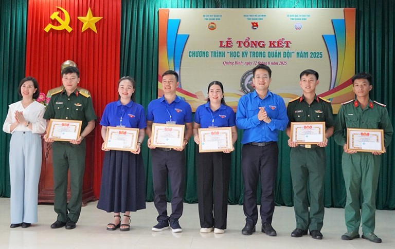 Ban tổ chức trao giấy khen cho các điều phối viên và chiến sĩ. 2.jpg