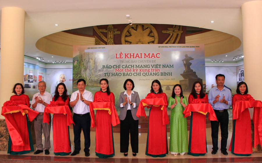Các đại biểu thực hiện nghi thức cắt băng khai mạc và tham quan trưng bày. 1-9432.jpg