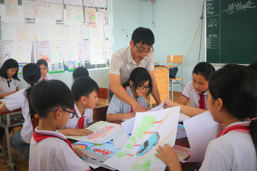 Thay vì vẽ độc lập, học sinh Trường TH số 2 Ba Đồn được thầy giáo hướng dẫn trao đổi và làm việc nhóm. 13.jpg