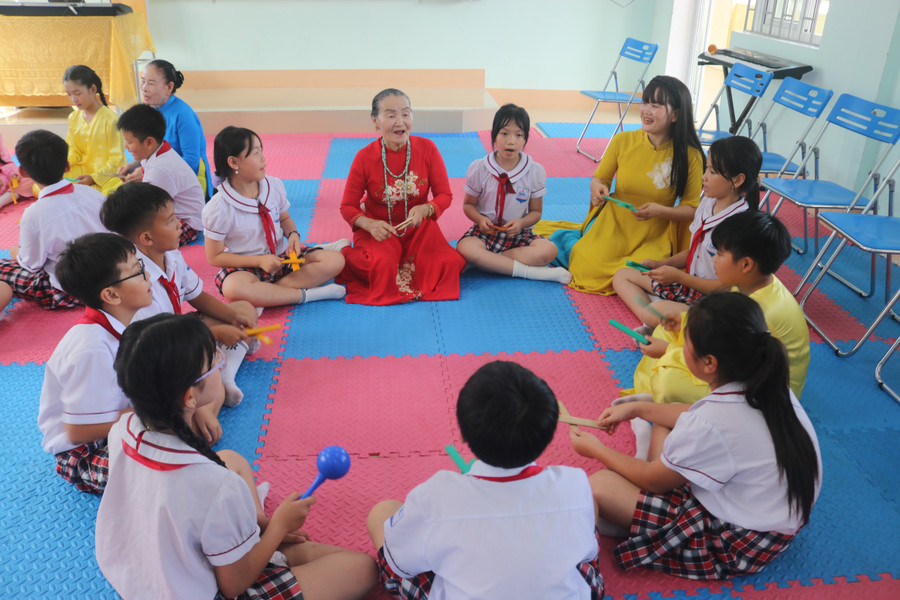 Các nghệ nhân chia sẻ cách gõ phách, luyến láy, hướng dẫn học sinh thực hành các động tác chèo cạn. img-1220.jpg