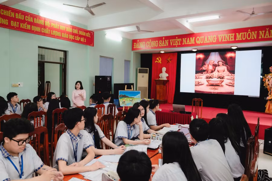 Học sinh Trường THPT Lương Thế Vinh (Quảng Trị) hào hứng trong tiết học Ngữ văn bằng tích hợp tiếng Anh và STEM. 
