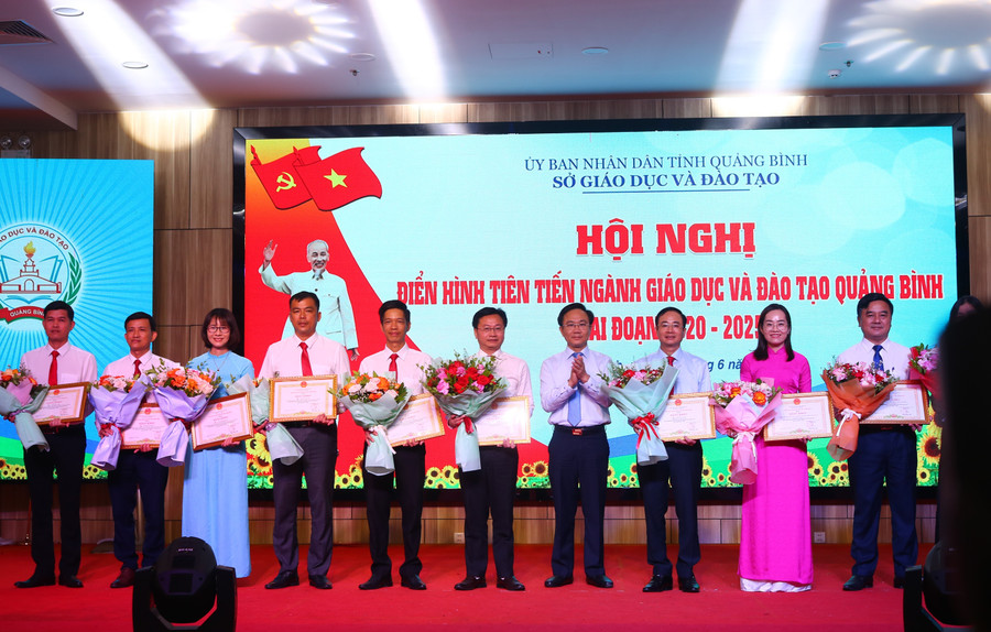 Ông Hoàng Xuân Tân, Phó Chủ tịch UBND tỉnh Quảng Bình trao tặng bằng khen cho tập thể, cá nhân xuất sắc giai đoạn 2020-2025. 3.jpg