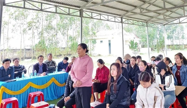 Cuộc đối thoại giữa lãnh đạo thị xã Ba Đồn với phụ huynh học sinh điểm lẻ Tân Mỹ.