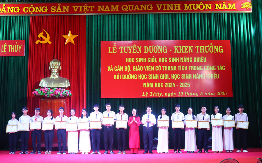 Đại diện lãnh đạo huyện Lệ Thủy và Hội Khuyến học tỉnh trao thưởng cho học sinh có thành tích xuất sắc. 6.jpg