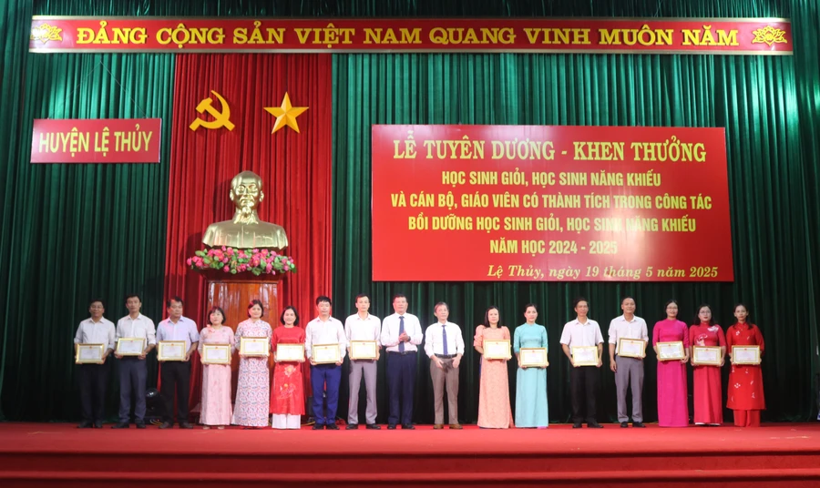 Năm học 2024 - 2025, học sinh huyện Lệ Thủy đoạt 356 giải các môn văn hóa cấp tỉnh, nghiên cứu KHKT, tài năng Tin học trẻ.