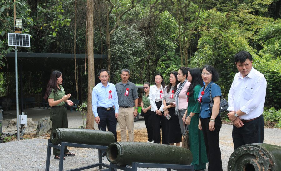 Đại biểu tham quan khu vực trưng bày các loại vỏ bom. 3.jpg
