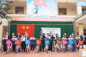 Trao tủ sách cho thư viện và quà tặng cho học sinh khó khăn Trường THCS Dũng Hợp, xã Nghĩa Dũng, huyện Tân Kỳ, Nghệ An. Ảnh: Hồ Lài