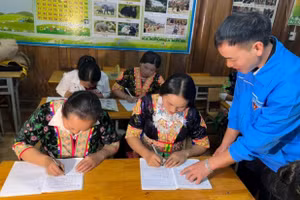 Thành viên đội tình nguyện trí thức trẻ Đoàn Kinh tế - Quốc phòng 4 trực tiếp dạy xóa mù chữ ở vùng cao Nghệ An. Ảnh: NVCC