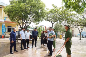 Đoàn công tác Sở GD&ĐT Nghệ An cùng lãnh đạo phường Cửa Lò đến thăm động viên tập thể Trường Tiểu học Thu Thủy. Ảnh: Hồ Lài