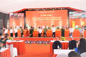 Các đại biểu tiến hành nghi thức khởi công Trường phổ thông nội trú liên cấp Tiểu học và THCS Hạnh Lâm (xã Hạnh Lâm, Nghệ An). Ảnh: Hồ Lài