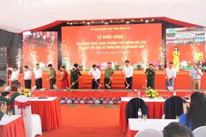 Các đại biểu tiến hành nghi thức khởi công Trường phổ thông nội trú liên cấp Tiểu học và THCS Hạnh Lâm (xã Hạnh Lâm, Nghệ An). Ảnh: Hồ Lài