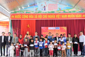 Đoàn công tác Sở GD&ĐT Nghệ An tặng quà tết cho học sinh khó khăn, vươn lên trong học tập tại xã vùng cao Châu Khê. Ảnh: Hồ Lài