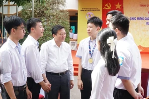 Lãnh đạo tỉnh Nghệ An gặp mặt, trò chuyện với học sinh đạt giải tại các kỳ thi Olympic khu vực và quốc tế năm 2025. Ảnh: Hồ Lài