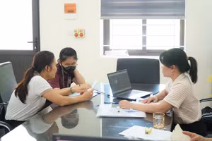 Học sinh và phụ huynh đến thực hiện thay đổi nguyện vọng vào lớp 10 tại Trường THCS Lê Lợi (TP Vinh, Nghệ An). Ảnh: Hồ Lài