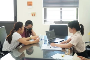 Học sinh và phụ huynh đến thực hiện thay đổi nguyện vọng vào lớp 10 tại Trường THCS Lê Lợi (TP Vinh, Nghệ An). Ảnh: Hồ Lài