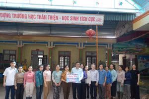 Đoàn công tác Sở GD&ĐT Nghệ An trao quà hỗ trợ Trường Mầm non Chi Khê (xã Con Cuông) bị thiệt hại do mưa lũ. Ảnh: Hồ Lài