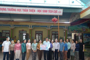 Đoàn công tác Sở GD&ĐT Nghệ An trao quà hỗ trợ Trường Mầm non Chi Khê (xã Con Cuông) bị thiệt hại do mưa lũ. Ảnh: Hồ Lài