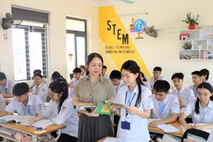 Cô trò Trường THCS Hà Huy Tập, thành phố Vinh, Nghệ An. Ảnh: Hồ Lài