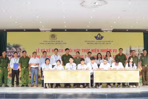 Học sinh Trường THPT Lê Viết Thuật ký cam kết thực hiện quy định pháp luật, bảo đảm an ninh, trật tự trong và ngoài nhà trường. Ảnh: Hồ Lài