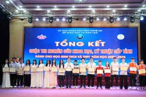 Ban tổ chức trao thưởng cho học sinh có dự án đạt giải Nhất cuộc thi Khoa học kỹ thuật dành cho học sinh THCS, THPT năm học 2025-2026. Ảnh: Hồ Lài