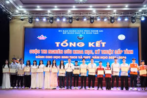 Ban tổ chức trao thưởng cho học sinh có dự án đạt giải Nhất cuộc thi Khoa học kỹ thuật dành cho học sinh THCS, THPT năm học 2025-2026. Ảnh: Hồ Lài