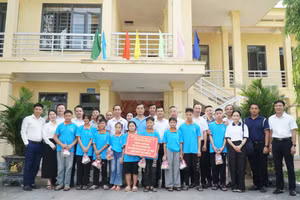 Đoàn công tác Sở GD&ĐT Nghệ An trao quà trung thu tại Trung tâm Giáo dục và Dạy nghề người khuyết tật tỉnh. Ảnh: Hồ Lài