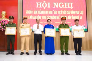 Ông Bùi Thanh An - Phó Chủ tịch UBND tỉnh Nghệ An trao bằng khen cho 3 tập thể, 3 cá nhân có thành tích xuất sắc trong triển khai mô hình. Ảnh: Hồ Lài