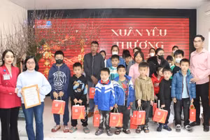 Những món quà tết ý nghĩa được trao gửi đến bệnh nhi đang điều trị tại Bệnh viện Ung bướu Nghệ An. Ảnh: BVCC