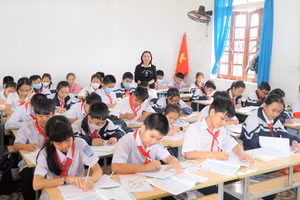 Cô trò Trường THPT Lý Nhật Quang (xã Đô Lương, Nghệ An). Ảnh: Hồ Lài