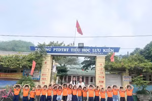 Cô trò Trường Phổ thông DTBT Tiểu học Lưu Kiền (Tương Dương, Nghệ An). Ảnh: NTCC