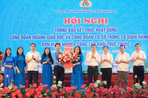 Sở GD&ĐT Nghệ An tặng hoa tri ân những đóng góp của Công đoàn ngành Giáo dục tỉnh. Ảnh: Hồ Lài