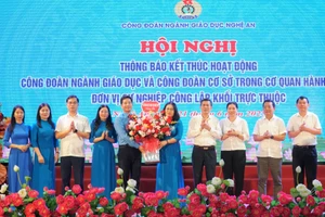 Sở GD&ĐT Nghệ An tặng hoa tri ân những đóng góp của Công đoàn ngành Giáo dục tỉnh. Ảnh: Hồ Lài