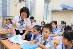 Cô trò Trường Tiểu học Hà Huy Tập 2 (phường Vinh Phú, Nghệ An). Ảnh: Hồ Lài