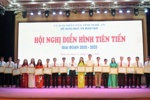 Lãnh đạo Sở GD&ĐT Nghệ An trao giấy khen cho 18 tập thể điển hình tiên tiến giai đoạn 2020-2025. Ảnh: Hồ Lài