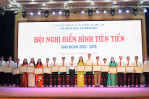 Lãnh đạo Sở GD&ĐT Nghệ An trao giấy khen cho 18 tập thể điển hình tiên tiến giai đoạn 2020-2025. Ảnh: Hồ Lài