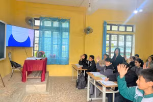 Giờ dạy thêm miễn phí cho học sinh của giáo viên Trường THCS Yên Khê, huyện Con Cuông, Nghệ An. Ảnh: NTCC