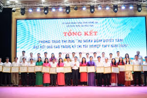 Sở GD&ĐT Nghệ An trao giấy khen cho các tập thể đạt thành tích xuất sắc tại Kỳ thi tốt nghiệp THPT năm 2025. Ảnh: Hồ Lài