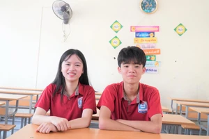 Em Nguyễn Ngọc Linh (thủ khoa môn Ngữ văn) và em Lê Khánh Hưng (thủ khoa môn Hóa học) thi vào Trường THPT chuyên Phan Bội Châu (Nghệ An). Ảnh: Hồ Lài