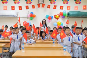 Cô trò Trường Tiểu học Hà Huy Tập (Thành Vinh, Nghệ An). Ảnh: Hồ Lài