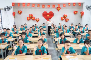 Cô trò Trường THCS Hưng Bình trong ngày tựu trường năm học 2025-2026. Ảnh: Hồ Lài