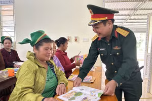 Cán bộ Đoàn Kinh tế - Quốc phòng 4 đến khích lệ, động viên học viên tham gia lớp xóa mù chữ. Ảnh: CSCC