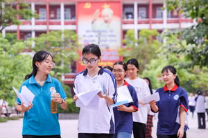 Thí sinh Nghệ An rời phòng thi sau khi kết thúc bài thi môn Toán, và cũng hoàn thành kỳ thi tuyển sinh vào lớp 10 năm 2025. Ảnh: Hồ Lài