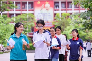 Thí sinh Nghệ An rời phòng thi sau khi kết thúc bài thi môn Toán, và cũng hoàn thành kỳ thi tuyển sinh vào lớp 10 năm 2025. Ảnh: Hồ Lài